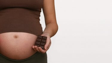 https://www.mamanatural.com/wp-content/uploads/Chocolate-During-Pregnancy-%E2%80%93-Scientific-Proof-Why-It%E2%80%99s-Important-To-Eat-Mama-Natural-375x211.jpg