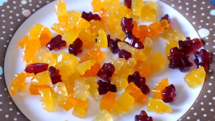 https://www.mamanatural.com/wp-content/uploads/Healthy-Gummy-Bear-Recipe-using-fruit-and-honey-platefull-750x422.jpg