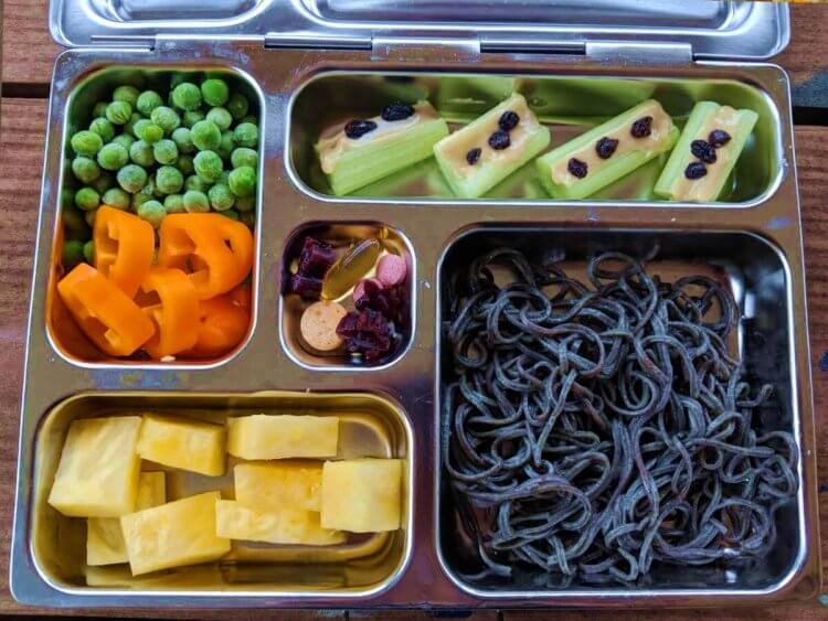 https://www.mamanatural.com/wp-content/uploads/Healthy-School-Lunch-Ideas-noodles-ants-on-a-log-750x563.jpg