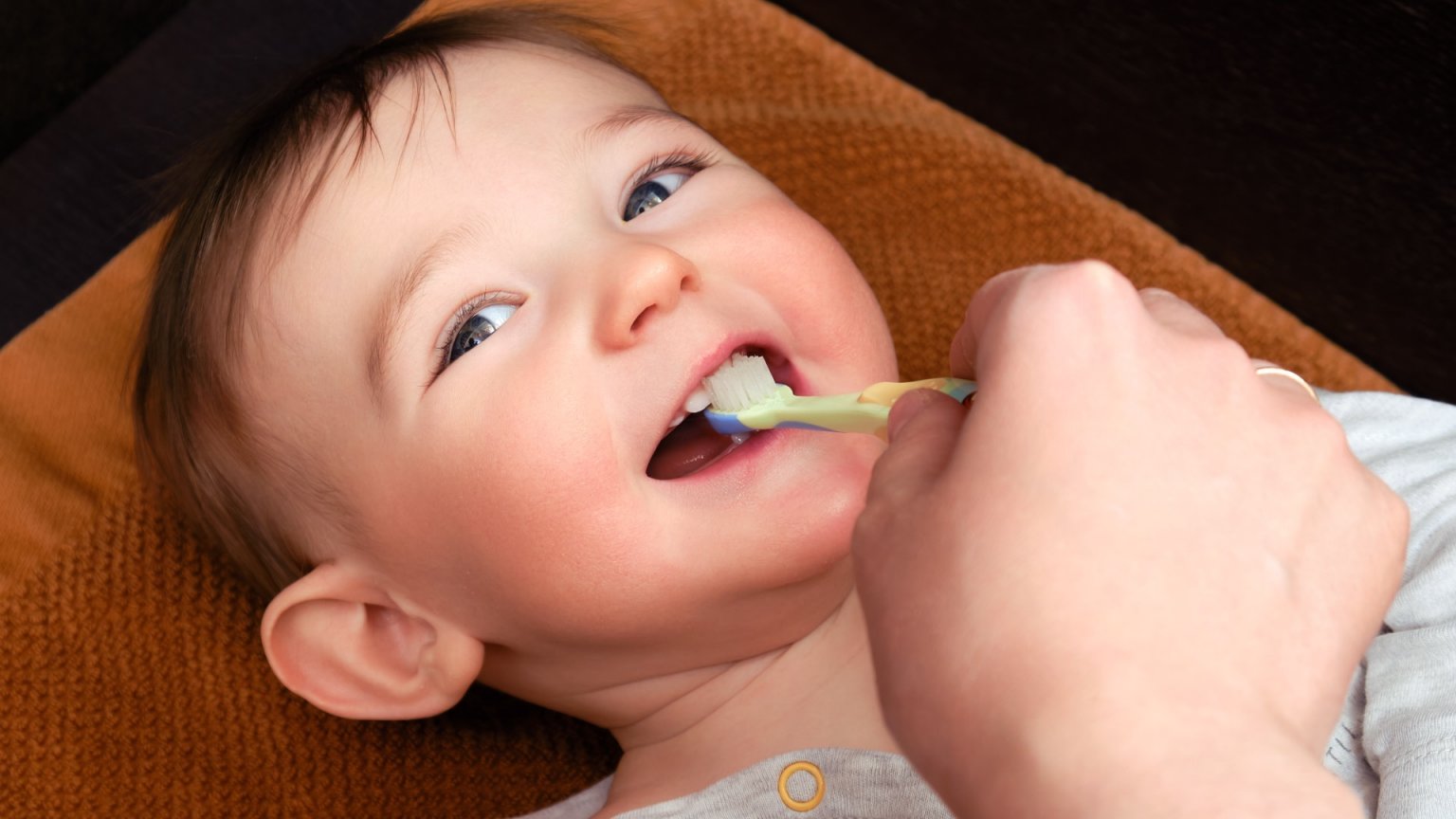 when-should-you-start-brushing-baby-s-teeth-mama-natural